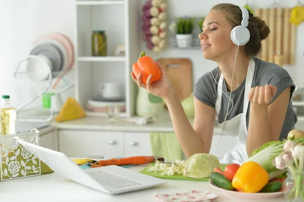 Menina Bonito Fazendo Salada Cozinha Ouvir Música — Fotografia de Stock