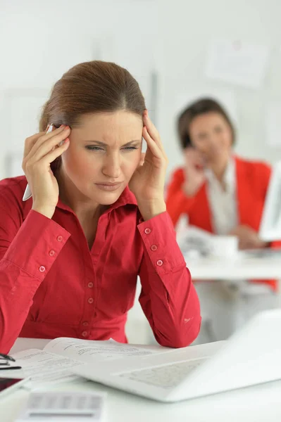 Geschäftsfrau Architektin Mit Kopfschmerzen Arbeitet Modernen Büro Mit Ihrem Kollegen — Stockfoto