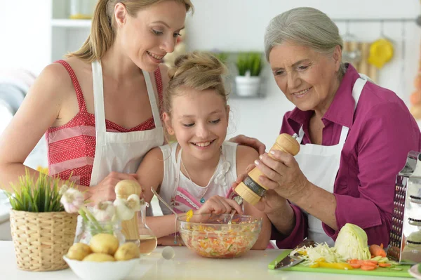 Nettes Mädchen Mit Mutter Und Großmutter Bereitet Köstlichen Frischen Salat — Stockfoto