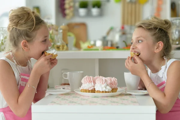 Meninas Comer Bolos Casa — Fotografia de Stock