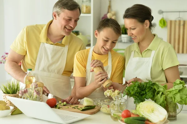 キッチンで一緒にかわいい家族料理 — ストック写真