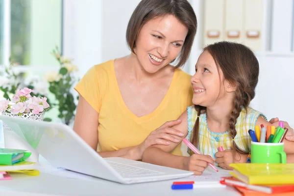 Portrait Mother Daughter Using Laptop — Stock Photo, Image