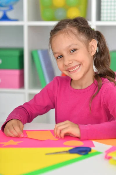 Schattig Klein Meisje Snijdt Papier — Stockfoto