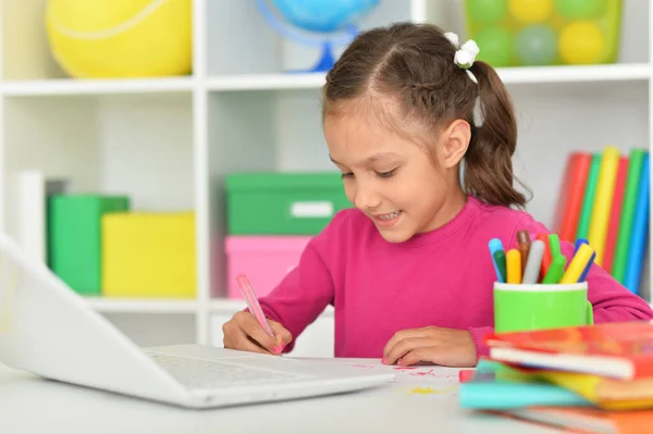 Schattig Meisje Met Behulp Van Laptop Thuis — Stockfoto