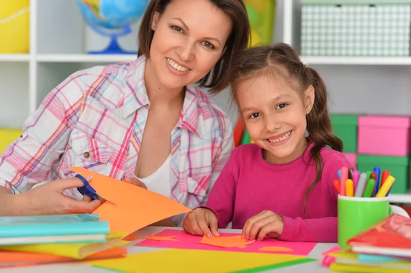 Matka Uczy Swoją Uroczą Córkę Robić Przedmioty Rzemieślnicze — Zdjęcie stockowe