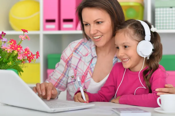 Madre Hija Usando Laptop —  Fotos de Stock