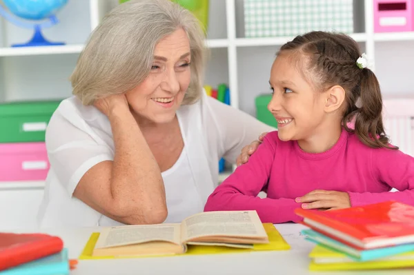 Portret Van Een Klein Meisje Dat Huiswerk Maakt Met Haar — Stockfoto