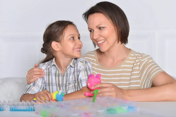 Söt Liten Flicka Leker Med Mamma — Stockfoto