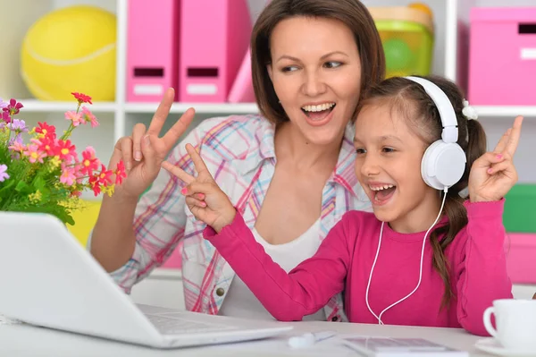 Mutlu Anne Kız Dizüstü Bilgisayar Kullanıyor — Stok fotoğraf