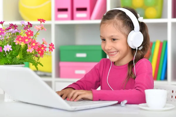 Menina Bonito Fones Ouvido Usando Laptop Casa Mesa — Fotografia de Stock