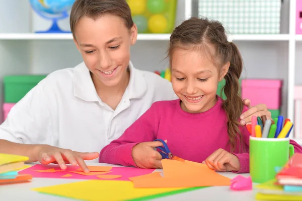 Broer Zus Zitten Aan Tafel Tijd Samen Doorbrengen — Stockfoto