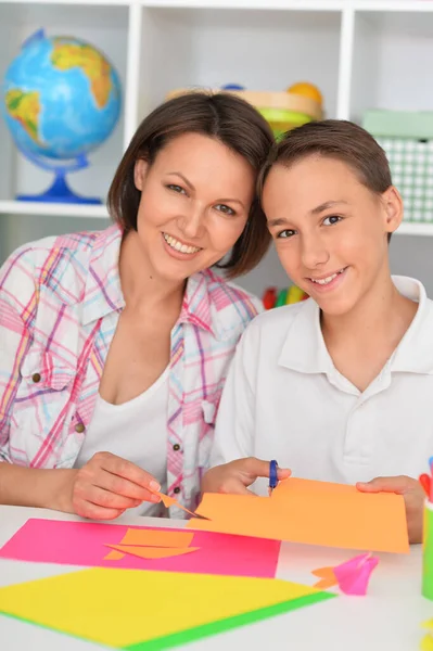 Mother Teaches Her Son Craft Items — Stock Photo, Image