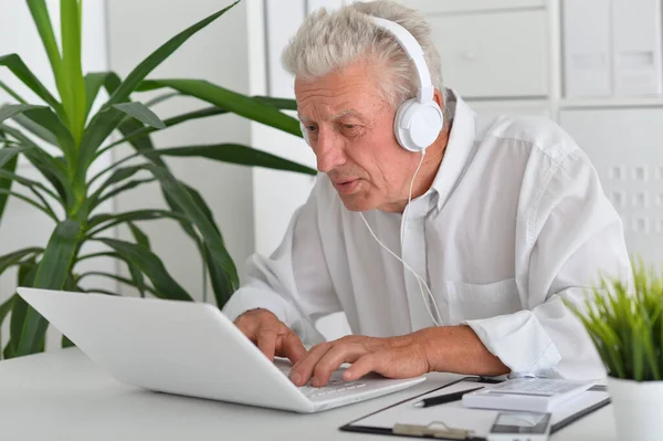 Senior Man Using Laptop Home — Stock Photo, Image