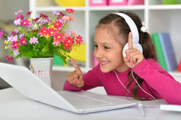 Menina Bonito Fones Ouvido Usando Laptop Casa — Fotografia de Stock