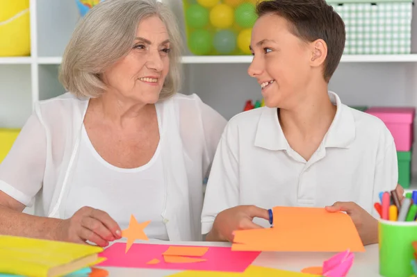 Grand Mère Enseigne Son Petit Fils Faire Des Objets Artisanaux — Photo