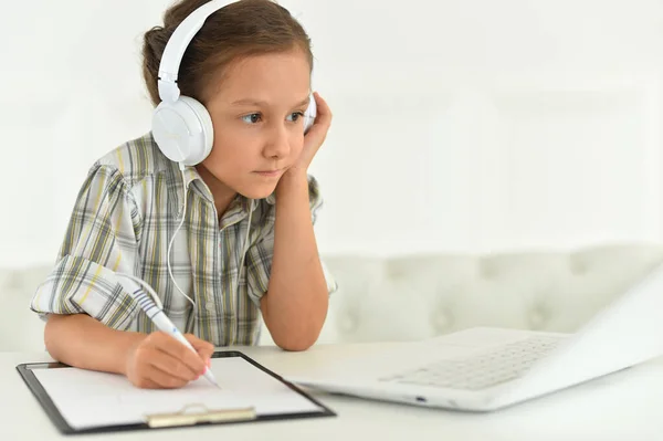 Menina Bonito Fones Ouvido Usando Laptop Casa Mesa — Fotografia de Stock