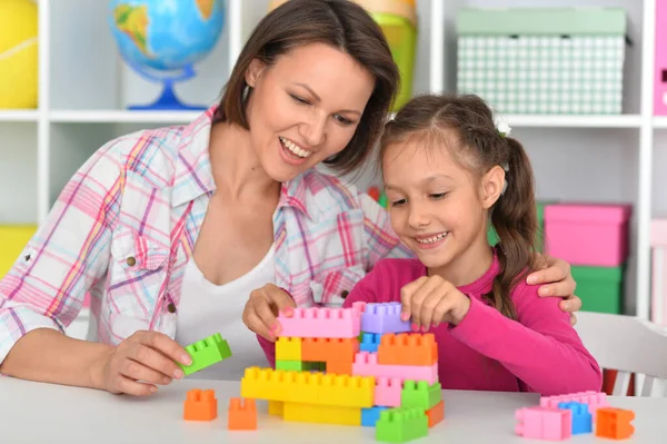 Nettes Kleines Mädchen Spielt Hause Mit Bunten Tonklötzen — Stockfoto