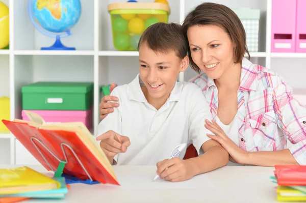 Moeder Met Haar Zoon Doet Huiswerk Thuis — Stockfoto