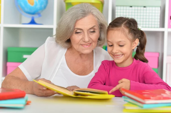 Retrato Una Niña Haciendo Deberes Con Abuela Casa —  Fotos de Stock