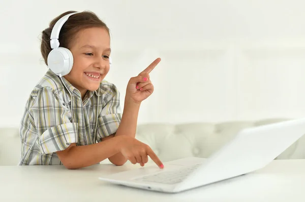 Słodkie Dziewczyna Słuchawki Pomocą Laptopa Domu Biurku — Zdjęcie stockowe