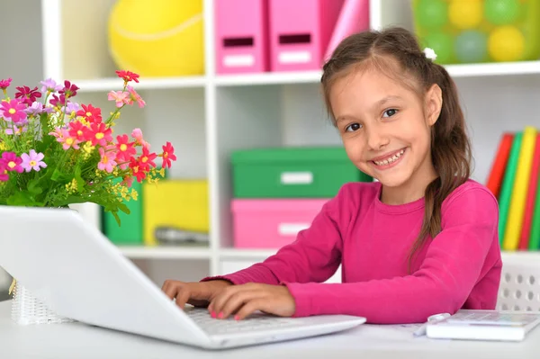 Słodkie Dziewczyna Pomocą Laptopa Biurko — Zdjęcie stockowe
