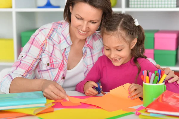 Mãe Ensina Sua Filha Bonito Para Fazer Itens Artesanato — Fotografia de Stock