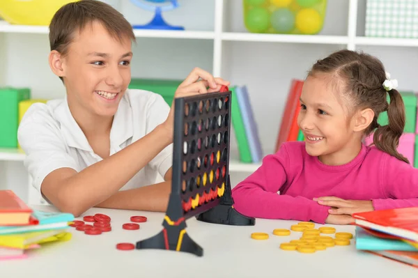 Porträtt Bror Och Syster Spelar Spel — Stockfoto