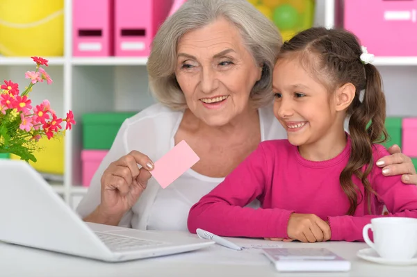 Glad Mormor Och Barnbarn Shopping Online — Stockfoto