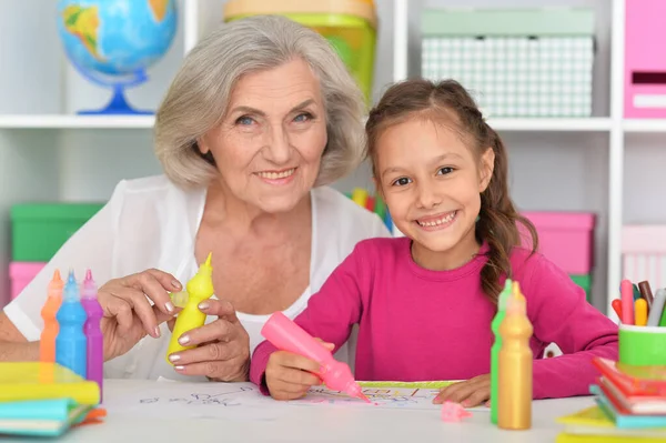 Porträtt Söt Liten Flicka Som Tecknar Med Sin Mormor — Stockfoto