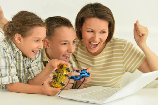 Mãe Crianças Sentadas Mesa Com Laptop Jogando Jogo — Fotografia de Stock