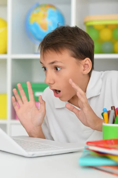 Cute Boy Użyciu Laptopa Domu — Zdjęcie stockowe