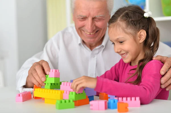 Großvater Spielt Mit Kleiner Enkelin — Stockfoto