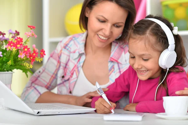 Lycklig Mor Och Dotter Med Bärbar Dator — Stockfoto