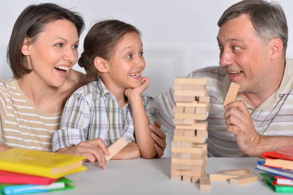 Счастливая Семья Сидит Столом Играет Деревянными Блоками — стоковое фото
