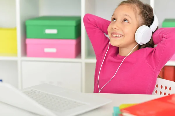 Menina Bonito Fones Ouvido Usando Laptop Casa — Fotografia de Stock