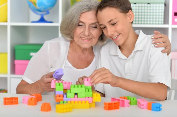 Glimlachende Jongen Spelen Met Kleurrijke Plastic Blokken Met Oma — Stockfoto