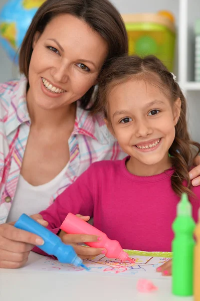 Pequena Menina Bonito Com Mãe Desenho Casa — Fotografia de Stock