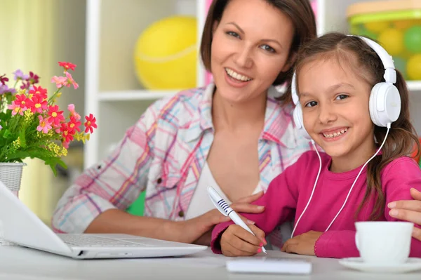 Glückliche Mutter Und Tochter Mit Laptop — Stockfoto