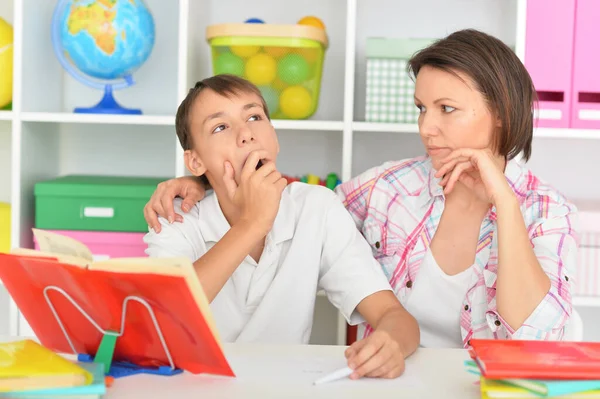 Mère Avec Son Fils Faisant Ses Devoirs Maison — Photo