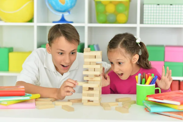 Porträtt Bror Och Syster Leker Med Träklossar Lekrummet — Stockfoto