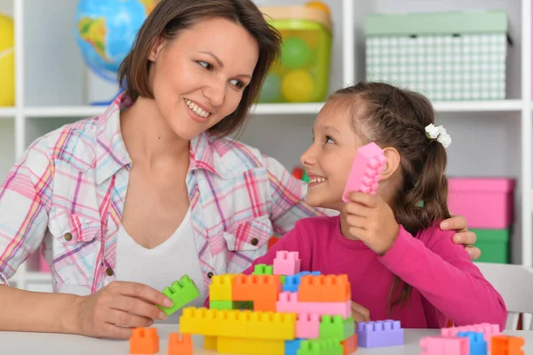 Söt Liten Flicka Leker Med Färgglada Lera Block Hemma — Stockfoto