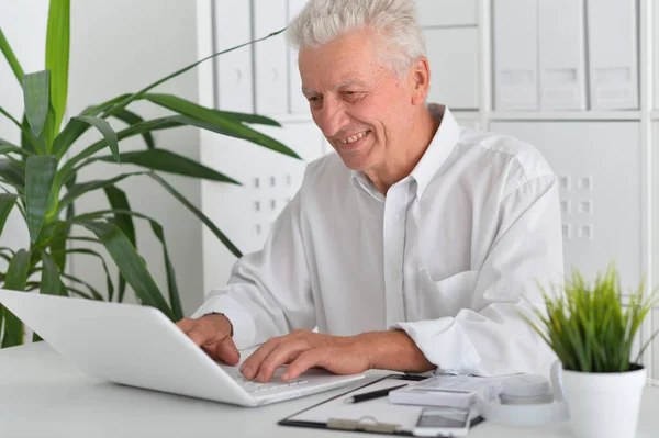 Senior Muž Pomocí Notebooku Doma — Stock fotografie