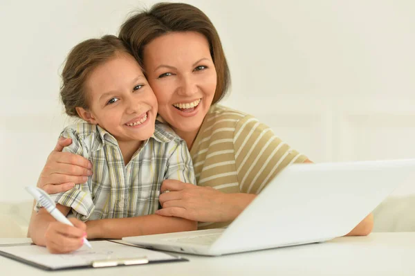 Söt Flicka Och Mamma Använder Laptop Hemma Vid Skrivbordet — Stockfoto