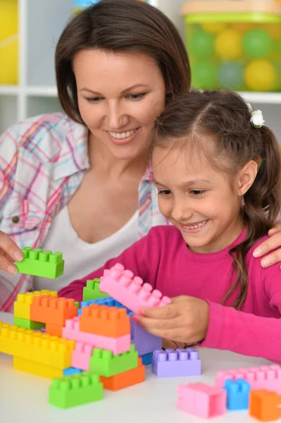 Nettes Kleines Mädchen Spielt Hause Mit Bunten Tonklötzen — Stockfoto