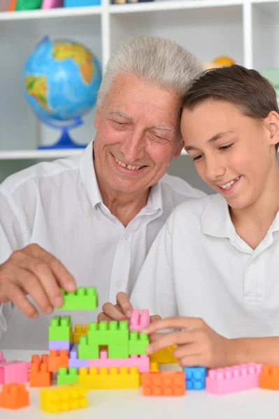 Sorrindo Menino Brincando Com Blocos Plástico Coloridos Com Avô — Fotografia de Stock