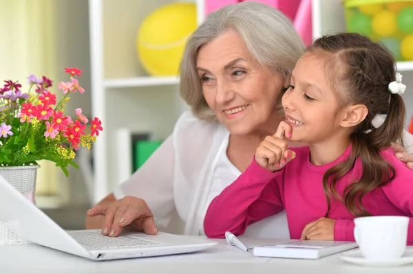 Portret Van Gelukkig Grootmoeder Kleindochter Met Behulp Van Laptop — Stockfoto