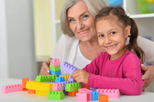 Cute Girl Babcia Gra Kolorowe Plastikowe Bloki — Zdjęcie stockowe