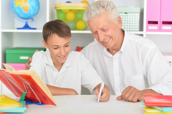 Grand Père Avec Son Petit Fils Faisant Ses Devoirs Maison — Photo