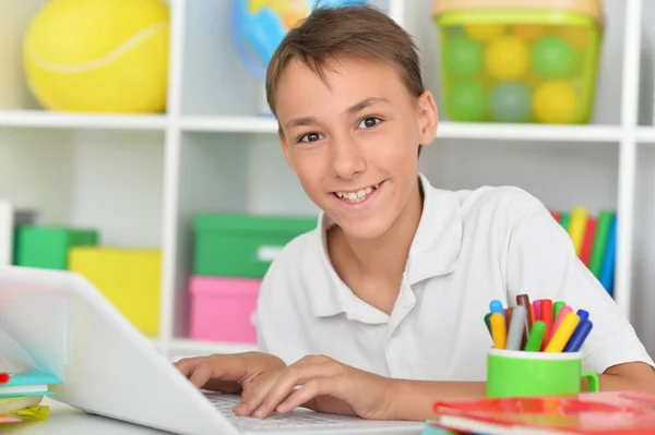 Симпатичный Мальчик Использовании Ноутбука Дома — стоковое фото