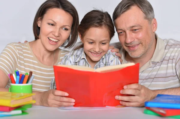 Föräldrar Med Dotter Gör Läxor Hemma — Stockfoto